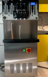فروش آبمیوه بستنی در حال کار