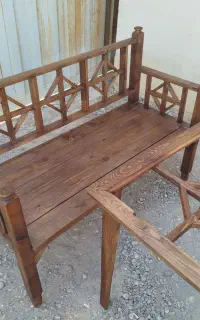 صندل چوبی و میز