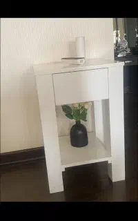 میز و پرده و قاب عکس