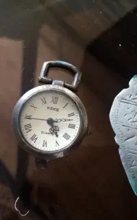 ساعت ومدال نقره وسنگ شجر