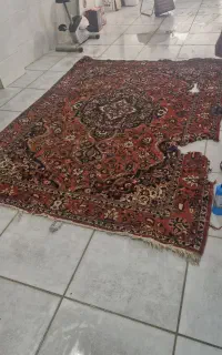یک فرش دست باف پاره است