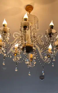 یک لوستر کریستال ۸ شاخه