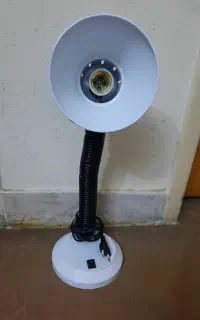 چراغ مطالعه سفید