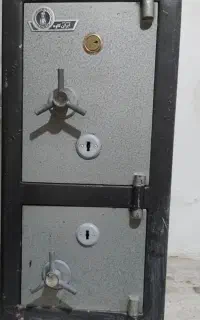 گاو صندوق دو در