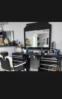 استا کار در آرایشگاه مردانه