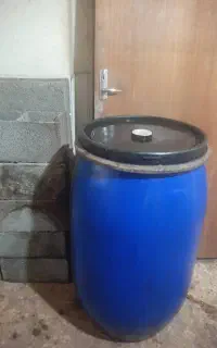 بشکه ۱۱۰ تایی سالم درب دار با گیره دور در