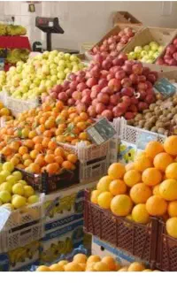 شاگرد در میوه فروشی