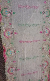 چند قواره پارچه نگین دار و لمه دار