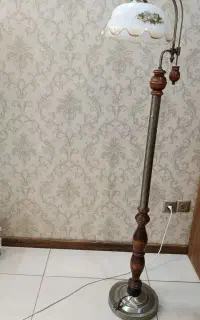 یک جفت آباژور کنار سالنی شیک و تمیز درجه یک