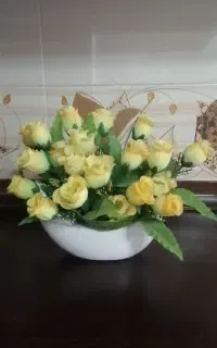 گلدان سفید وگل