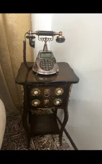 تلفن کلاسیک و میز تلفن