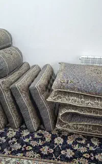 شش عدد پشتی سنتی و سه بالشت زیر دستی و سه عدد تشک