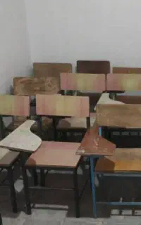 صندلی چوبی دسته دار