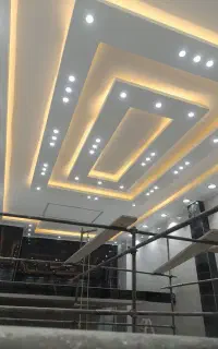 اجرای لاین نوری هالوژن و نور پردازی نمای ساختمان