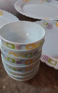 سه دیس و۷ عدد کاسه ماست