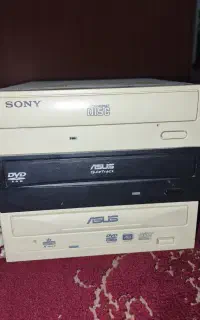 دو عدد dvd و یک عدد cd به قیمت مناسب