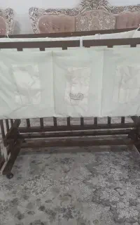 تخت کودک کنار مادر