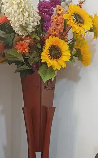 گلدان چوبی و گل مصنوعی