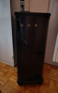 میز زیر تلفن کار کرده