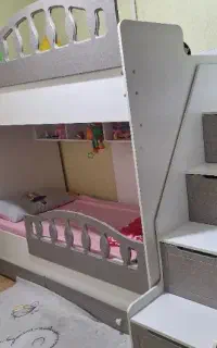 تخت دوطبقه ی محکم و سالم