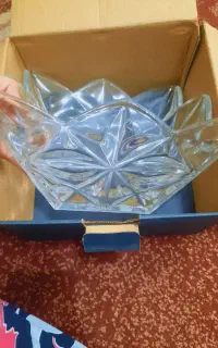 تعدادی ظرف  شیک و نو ب دلیل عدم استفاده