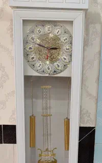 ساعت ایستاده سالم و تمیز در حد نو