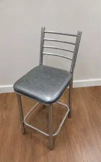 صندلی فلزی آشپزخانه محکم و تمیز