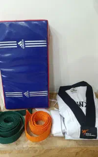 لباس تکواندو سایز4 به همراه میت