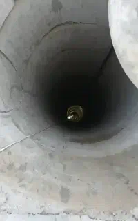 حفره چاه فاضلاب. آب. چاه مربعی. شمع کوبی. پی کنی