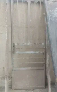 درب  فلزی با چهارچوب