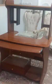 میز کامپیوتر و میز تحریر کاملا سالمه