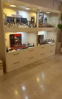 یک عدد ویترین هشت کشو