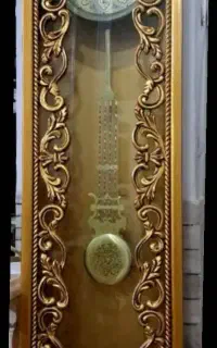 ساعت طلایی چوبی ایستاده
