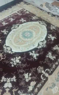 یک عدد قالی ویک عددزیر تلویزیون