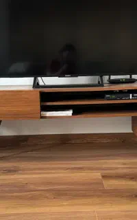 میز زیر تلویزیونی ترکیب چوب گردو و ام دی اف