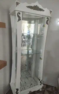 یک عدد بوفه سفید و میز ناخن کاری