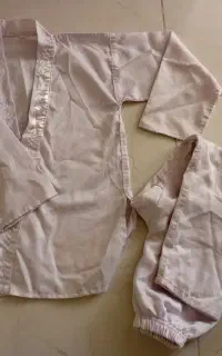 لباس کاراته  با کمربند سفید وزرد