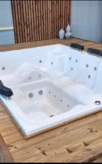 جکوزی مدرن مدل ۸ نفره