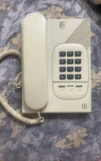 یک عدد تلفن رومیزی