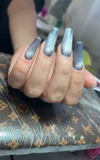 خدمات و آموزش کاشت ناخن