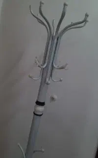 جا لباسی ایستاده