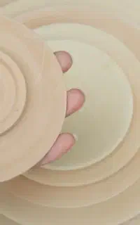تعدادی بشقاب سفالی  و ابزار طراحی سفال