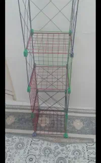تعدادی قفسه یا طبقه یا کتاب خانه