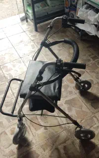 واکر چهار چرخ داری صندلی