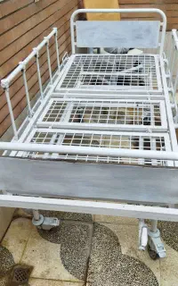 تخت بیمار هم سه شکن و هم دو شکن دستی