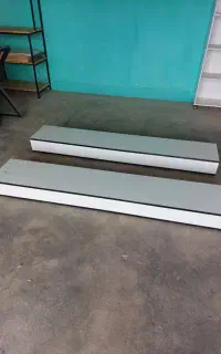 شلف طبقه دیواری بزرگ و کابینت دیواری کوچک درب دار