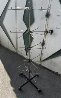 رگال چرخشی بدلیجات و جوراب، رگال دیواری
