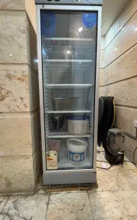 یخچال ایستاده در شیشه ای