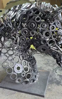 اسب فلزی بزرگ