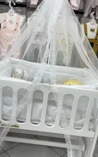تخت و گهواره کنار مادر